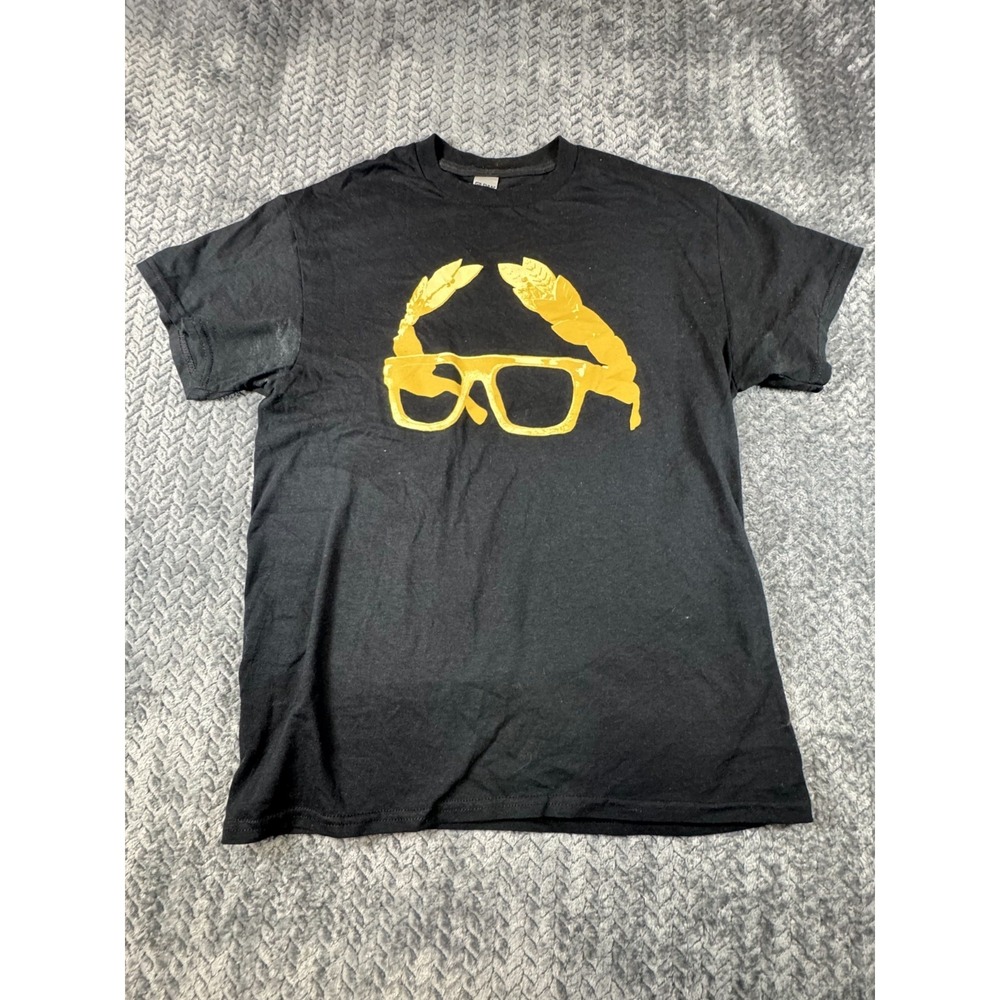 Gildan To the Victors Go the Rewards Caesars Sportsbook T Shirt Men Medium Black